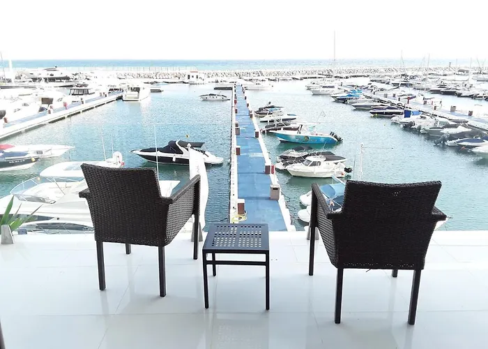 First Line Duplex Puerto Banus Sleeps 8 People Daire Marbella
