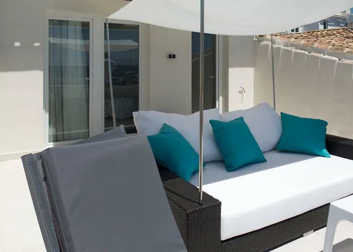 First Line Duplex Puerto Banus Sleeps 8 People Daire Marbella