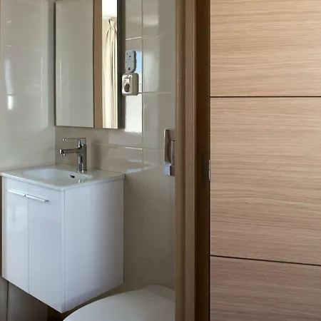 Апартаменти First Line Duplex Puerto Banus Sleeps 8 People *